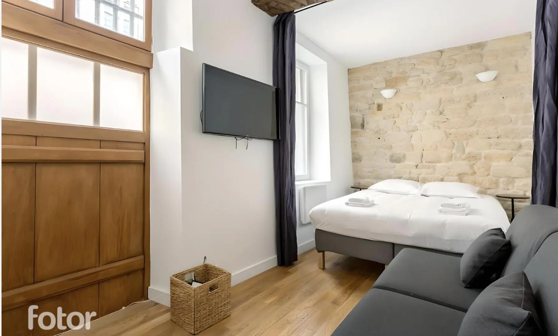 Du Lion/ac Historic Flat, Marais, 4-5 Guests *