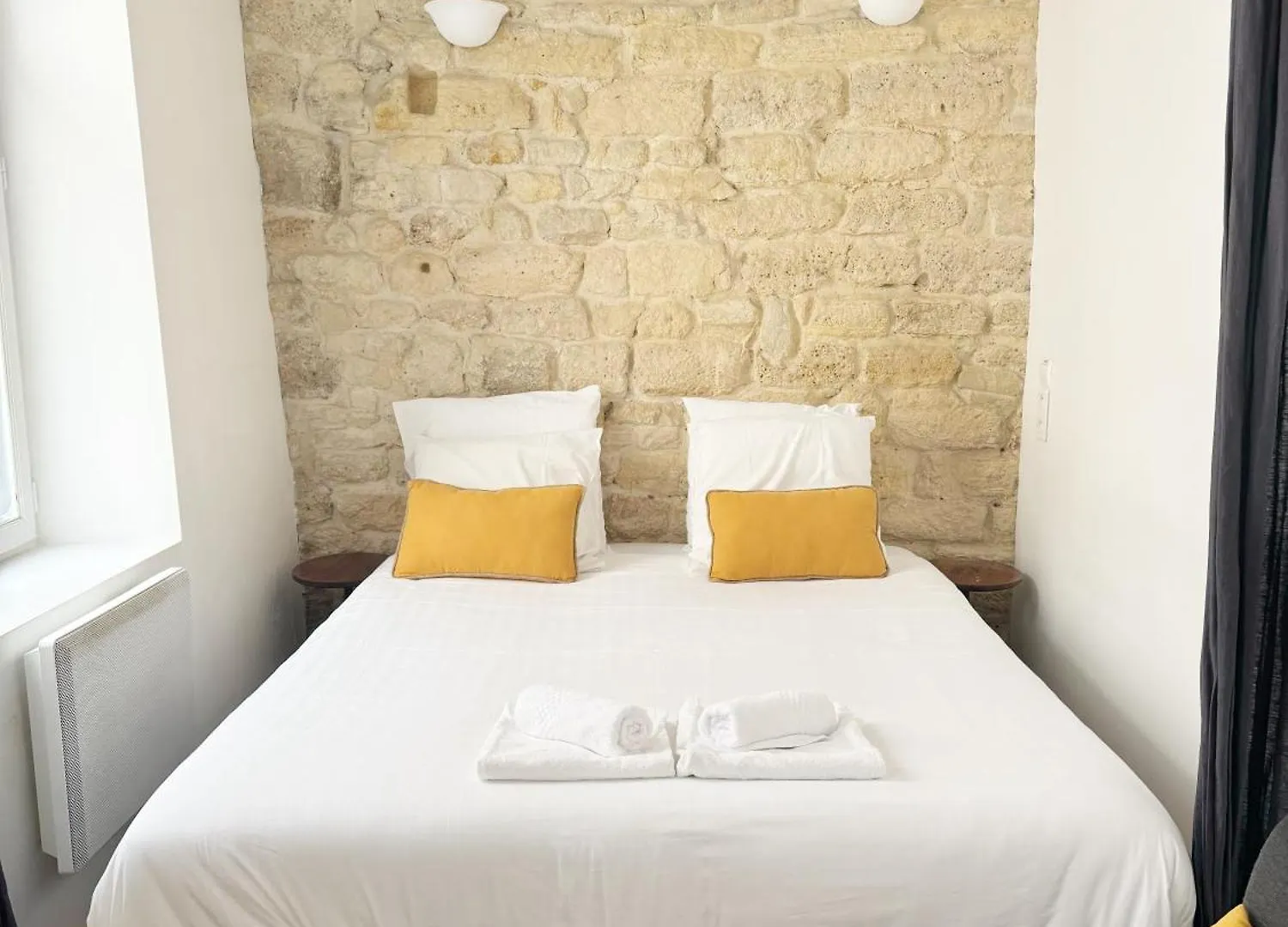 Du Lion/ac Historic Flat, Marais, 4-5 Guests