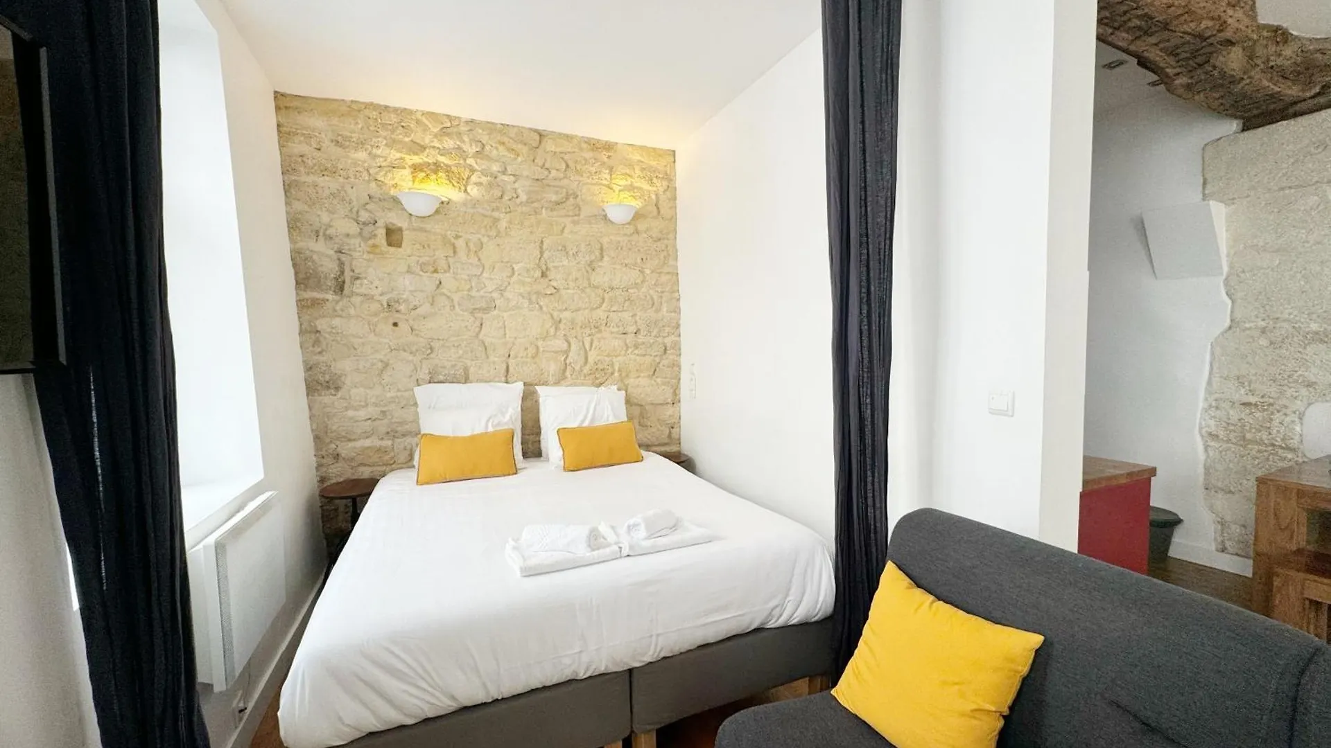 Du Lion/ac Historic Flat, Marais, 4-5 Guests Apartment